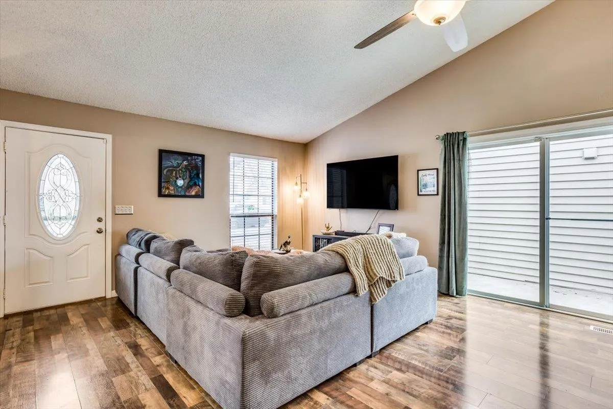 Wichita, Kansas 67209, United States, 2 Bedrooms Bedrooms, ,2 BathroomsBathrooms,Residential,Pending,82638