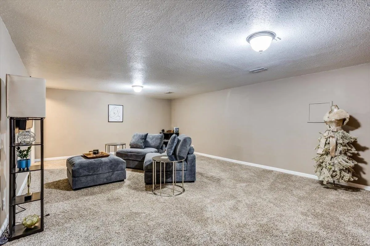 Wichita, Kansas 67209, United States, 2 Bedrooms Bedrooms, ,2 BathroomsBathrooms,Residential,Pending,82638