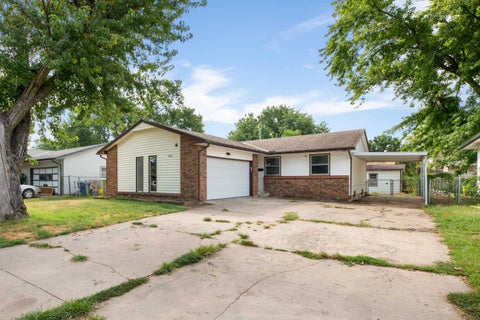 Homes For Sale - 2001 E Idlewild Dr<br/> Sedgwick County, Wichita, KS 67216