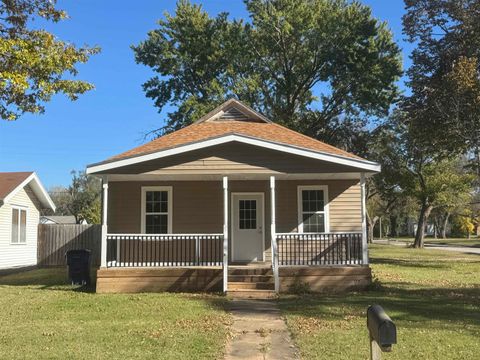 Homes For Sale - 402 N Sycamore St<br/> Greenwood County, Eureka, KS 67045