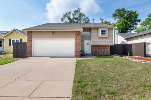 Homes For Sale - 929 E Mona Cir<br/> Wichita, KS 67216