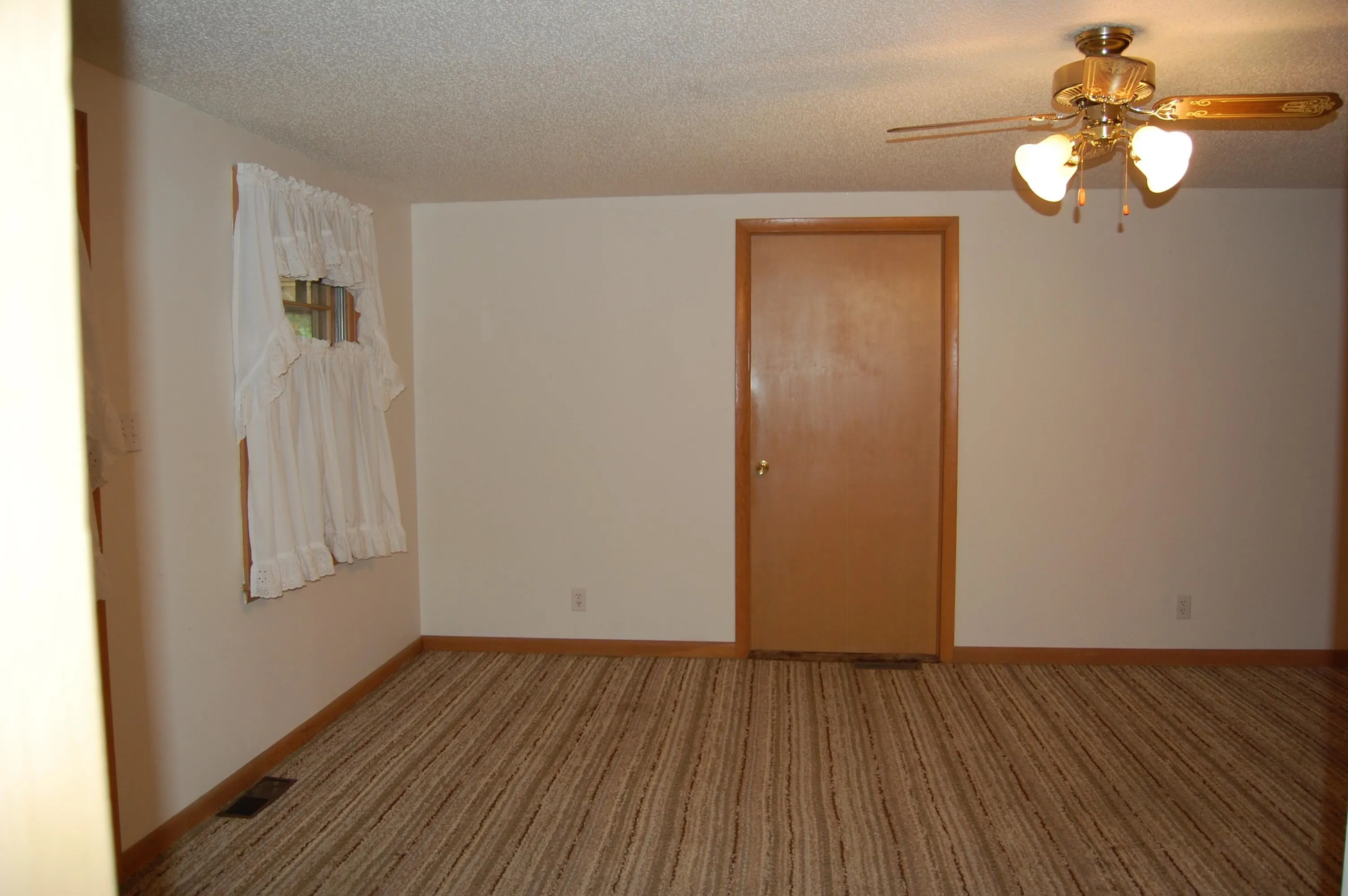 Winfield, Kansas 67156, United States, 2 Bedrooms Bedrooms, ,2 BathroomsBathrooms,Residential,Active,162812