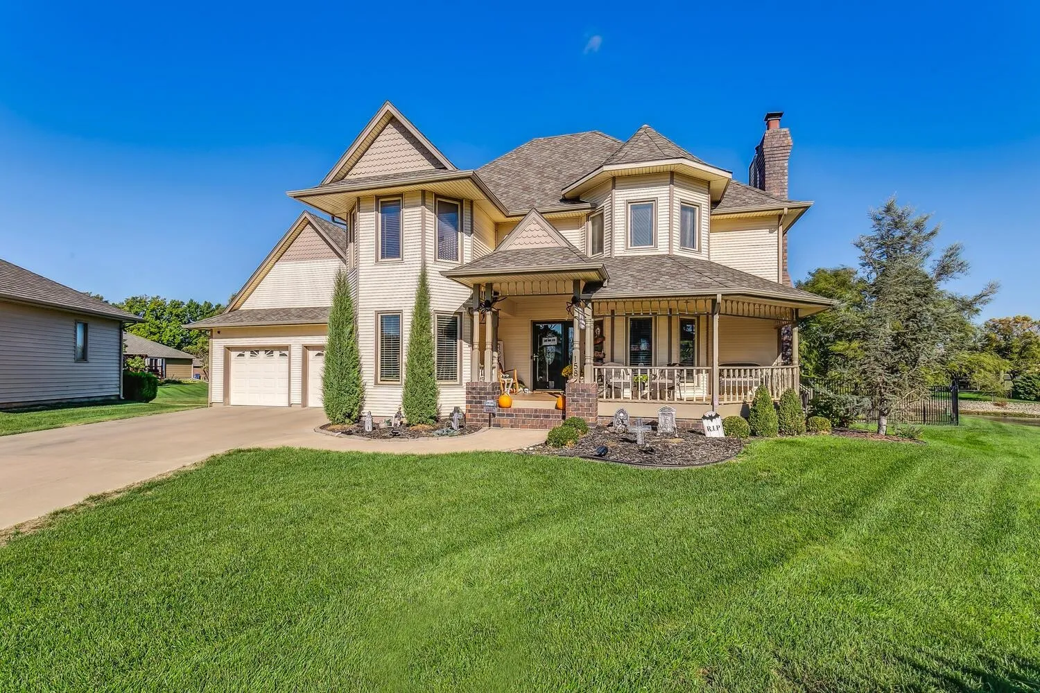 Wichita, Kansas 67235, United States, 4 Bedrooms Bedrooms, ,4 BathroomsBathrooms,Residential,Pending,54608