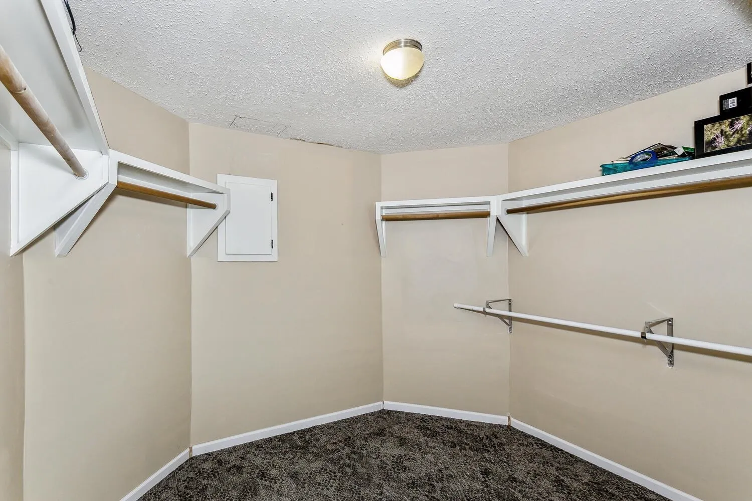 Wichita, Kansas 67235, United States, 4 Bedrooms Bedrooms, ,4 BathroomsBathrooms,Residential,Pending,54608