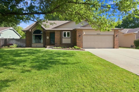 Homes For Sale - 10810 W Rolling Hills<br/> Sedgwick County, Wichita, KS 67212