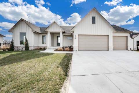 Homes For Sale - 205 N Ciderbluff Ct<br/> Wichita, KS 67052