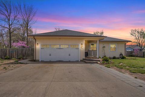 Townhouse For Sale - 1808 Grandview Ave<br/> Newton, KS 67114