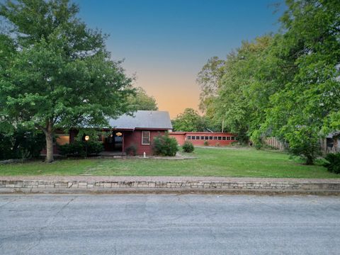 Homes For Sale - 1326 N C St<br/> Cowley County, Arkansas City, KS 67005