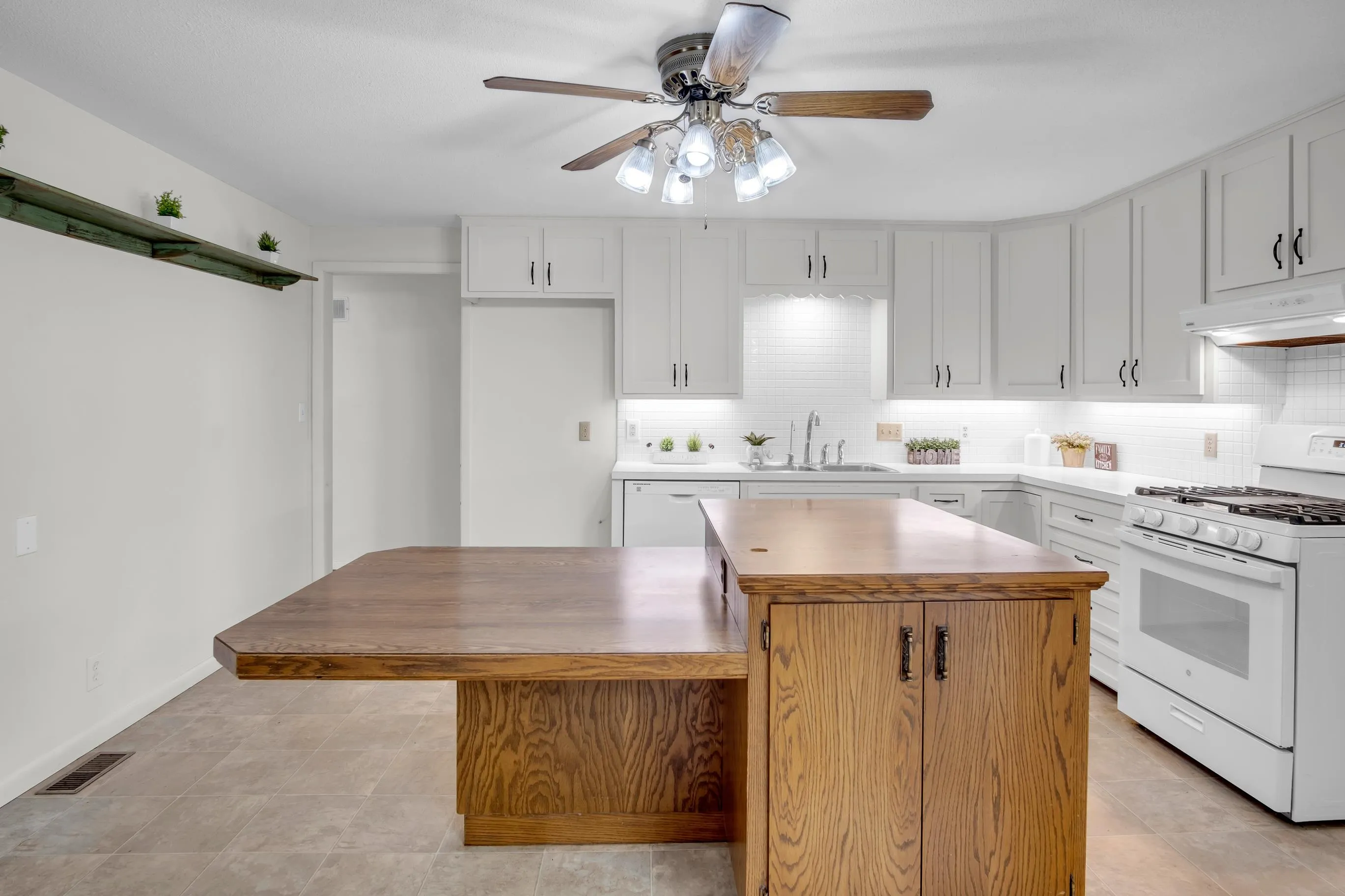 Newton, Kansas 67114, United States, 3 Bedrooms Bedrooms, ,2 BathroomsBathrooms,Residential,Active,179688