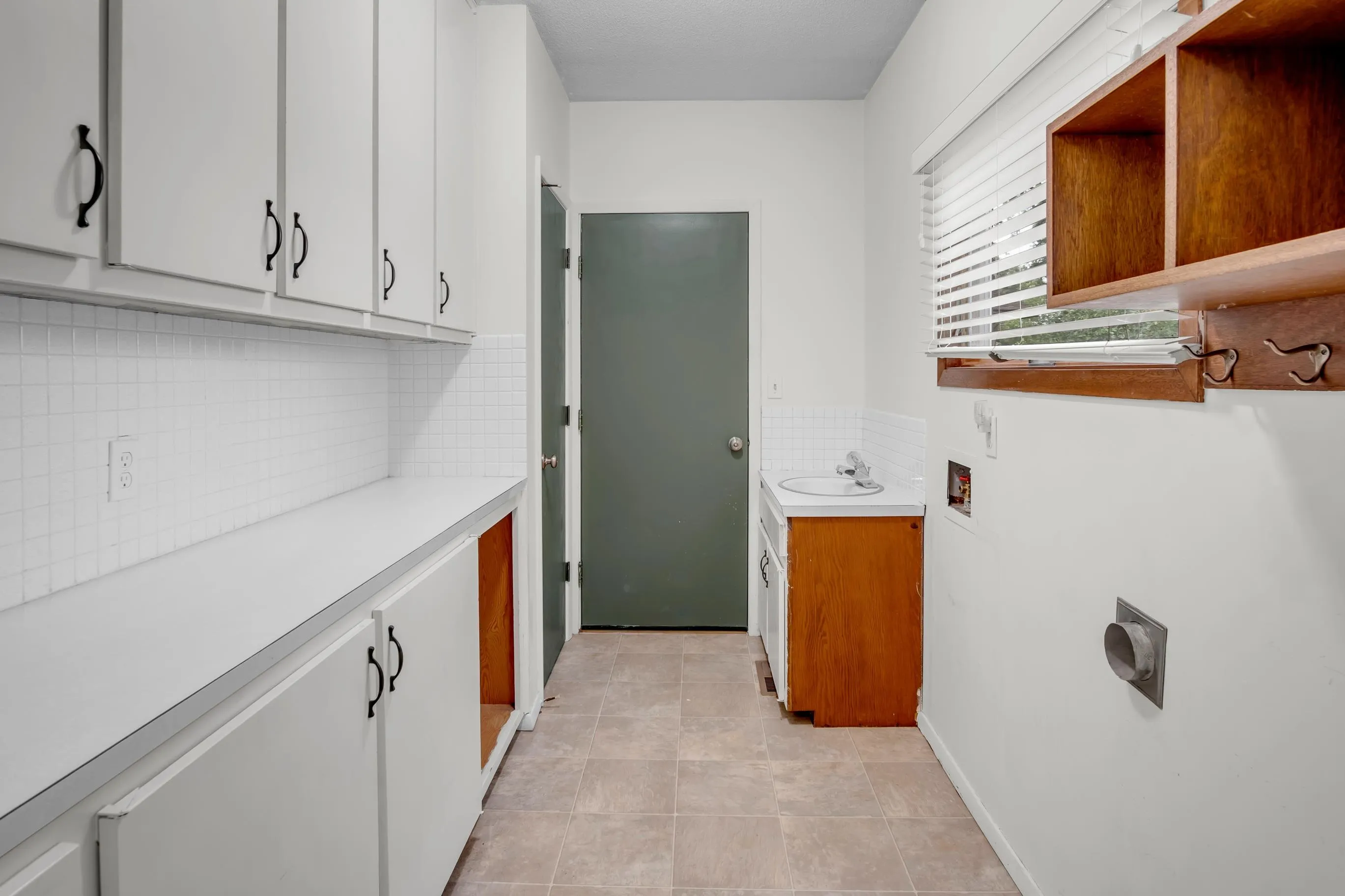 Newton, Kansas 67114, United States, 3 Bedrooms Bedrooms, ,2 BathroomsBathrooms,Residential,Active,179688