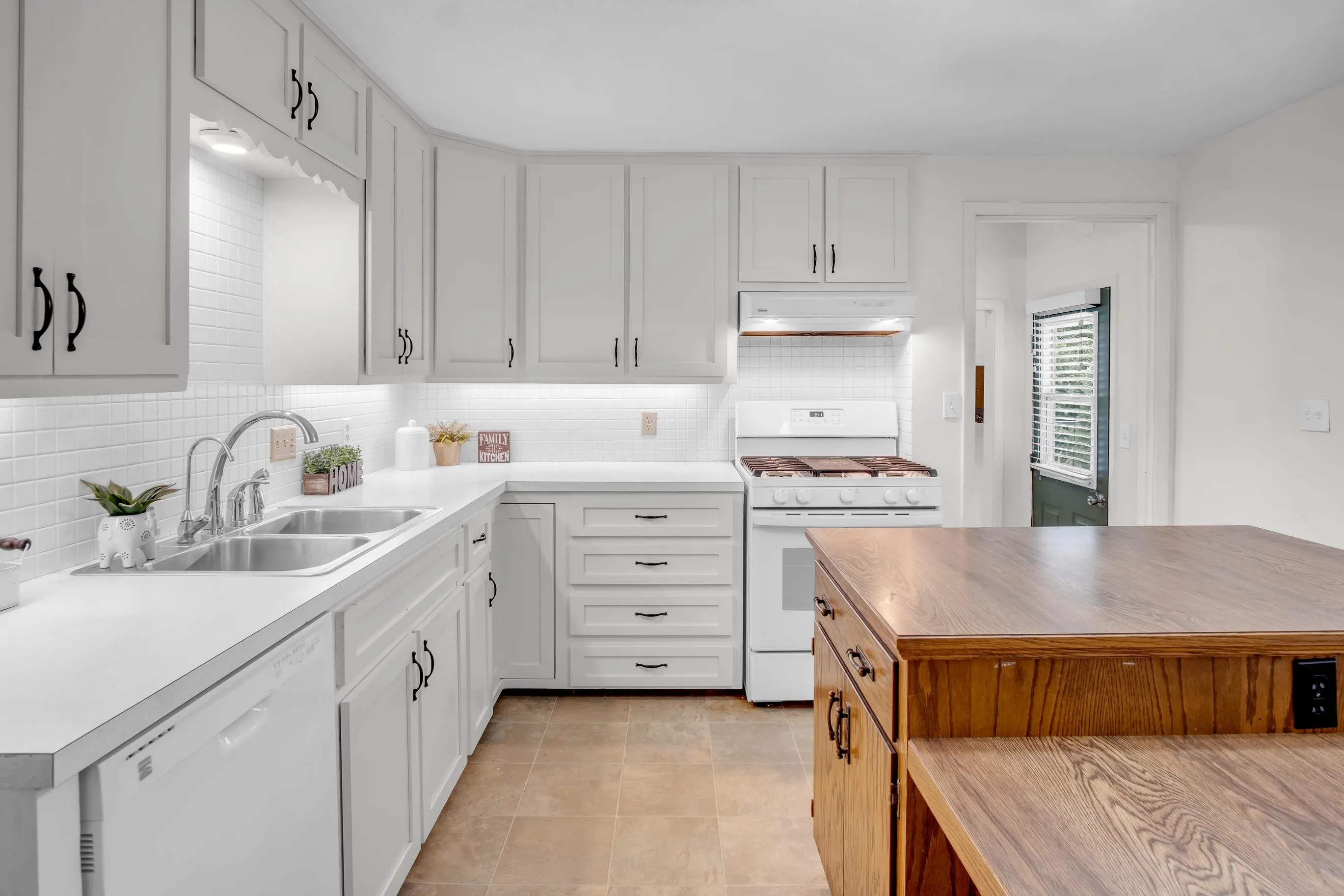 Newton, Kansas 67114, United States, 3 Bedrooms Bedrooms, ,2 BathroomsBathrooms,Residential,Active,179688