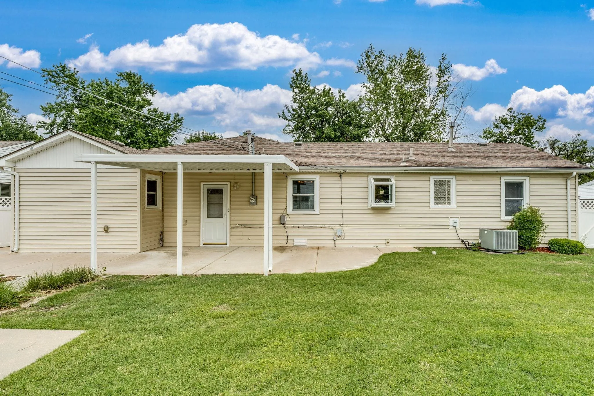 Wichita, Kansas 67217, United States, 3 Bedrooms Bedrooms, ,1 BathroomBathrooms,Residential,Pending,141019