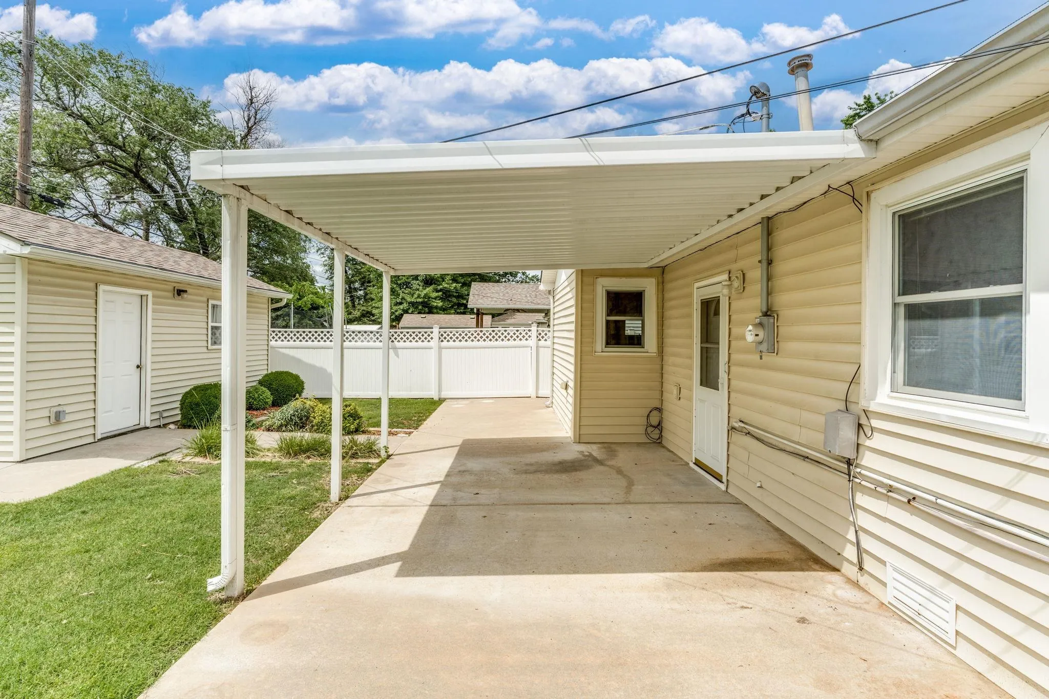 Wichita, Kansas 67217, United States, 3 Bedrooms Bedrooms, ,1 BathroomBathrooms,Residential,Pending,141019