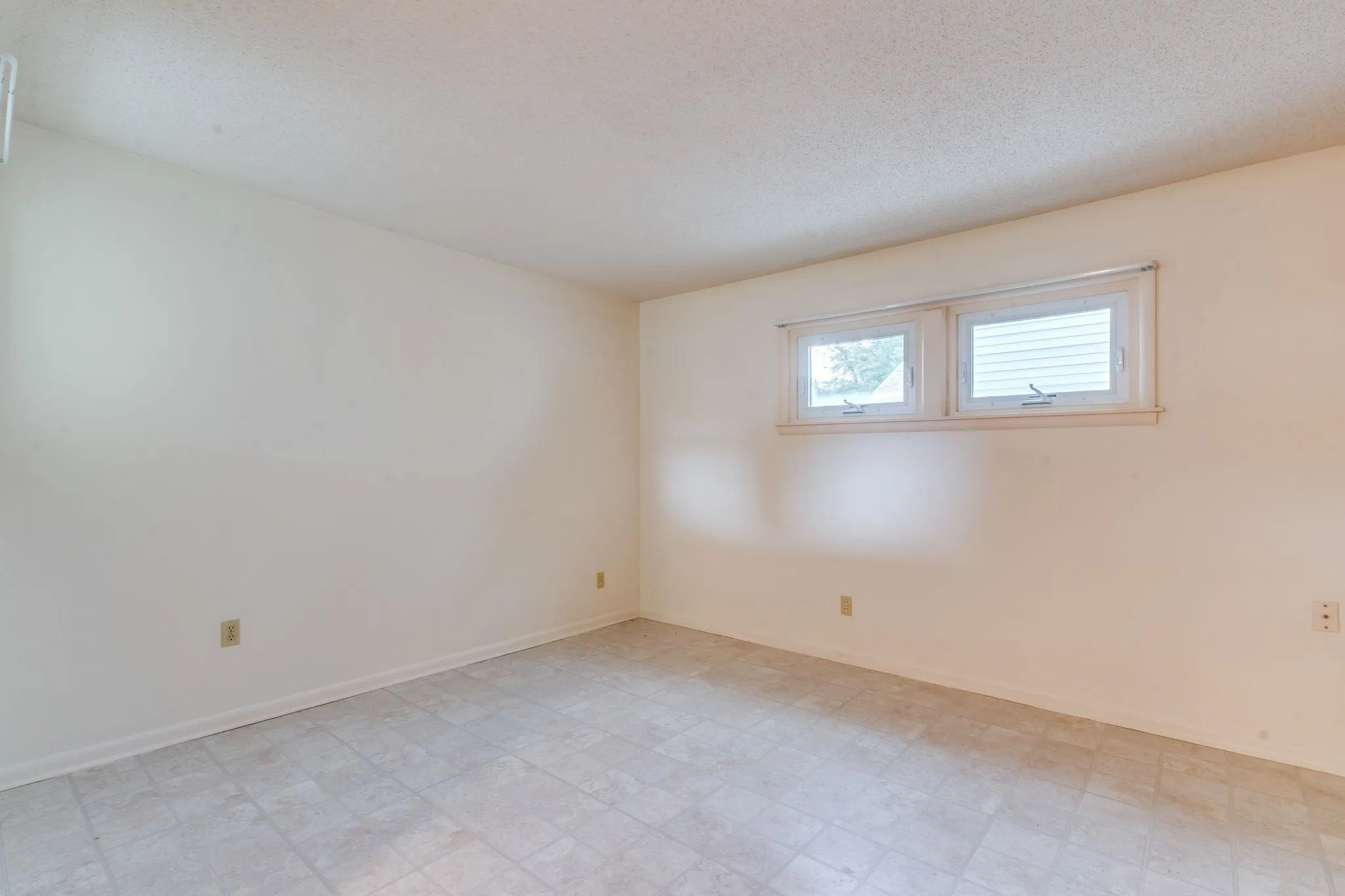 Wichita, Kansas 67217, United States, 3 Bedrooms Bedrooms, ,1 BathroomBathrooms,Residential,Pending,141019