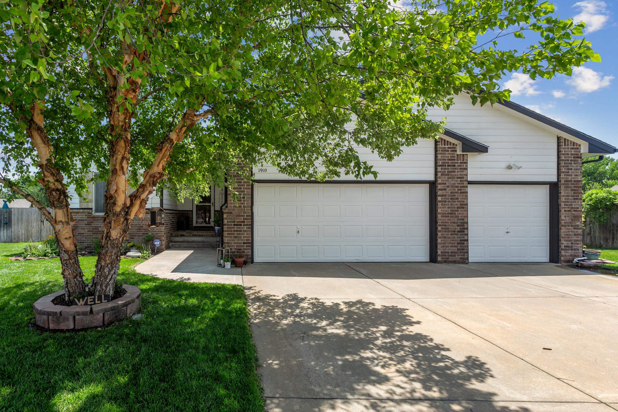 1910 N Nickelton Ct, Wichita, Kansas image 1