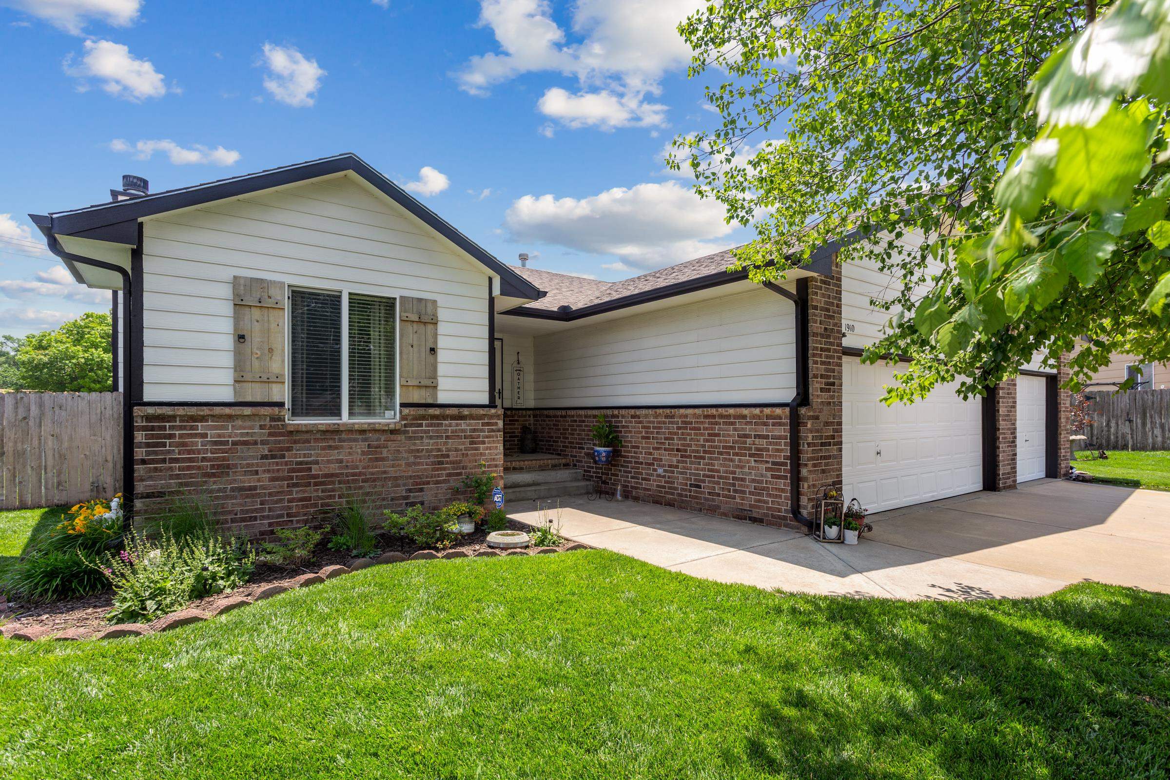 1910 N Nickelton Ct, Wichita, Kansas image 2