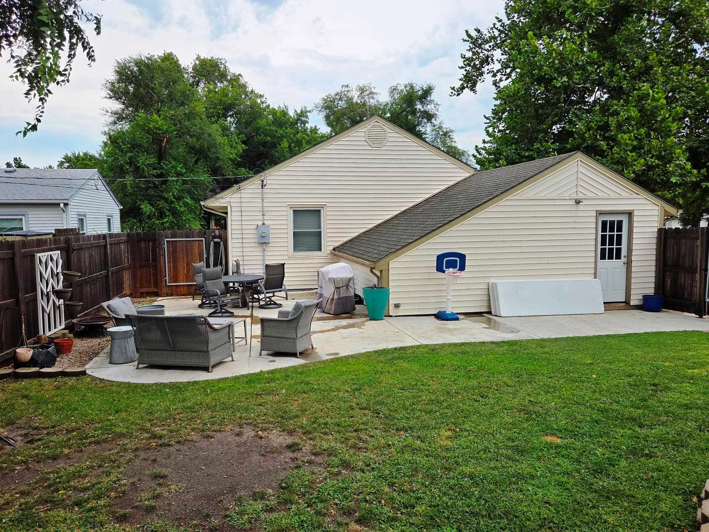 Newton, Kansas 67114, United States, 3 Bedrooms Bedrooms, ,2 BathroomsBathrooms,Residential,Pending,210464