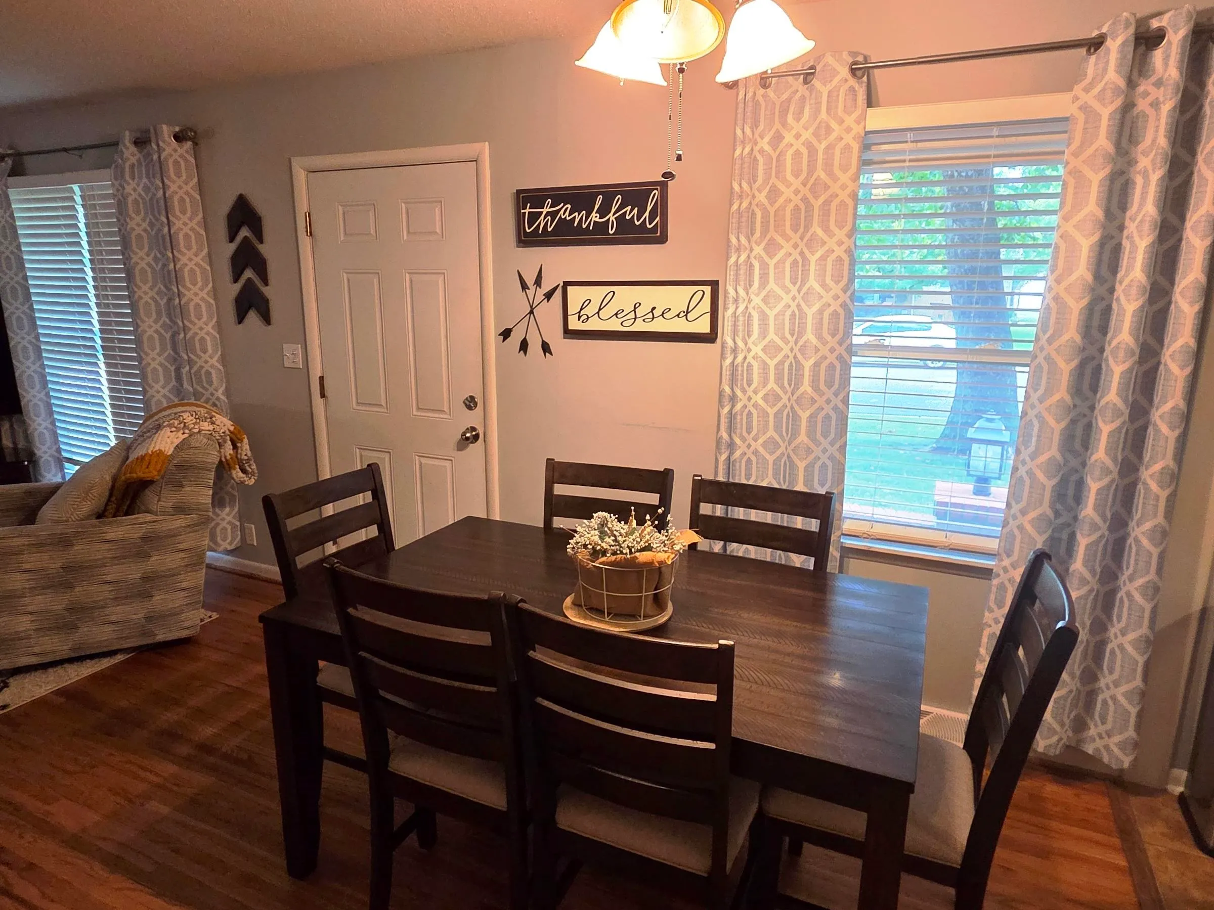 Newton, Kansas 67114, United States, 3 Bedrooms Bedrooms, ,2 BathroomsBathrooms,Residential,Pending,210464