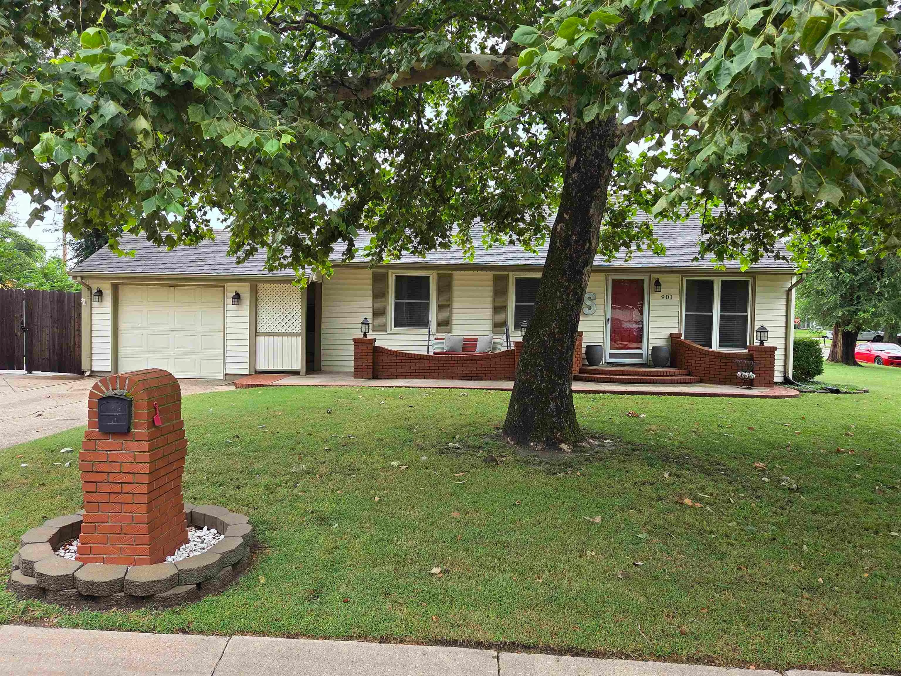 Newton, Kansas 67114, United States, 3 Bedrooms Bedrooms, ,2 BathroomsBathrooms,Residential,Pending,210464