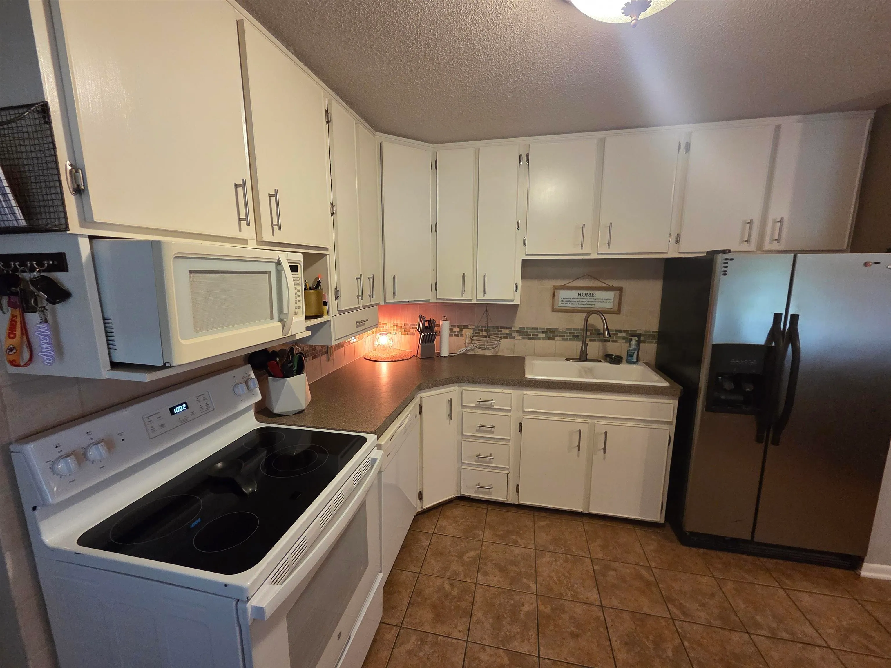 Newton, Kansas 67114, United States, 3 Bedrooms Bedrooms, ,2 BathroomsBathrooms,Residential,Pending,210464