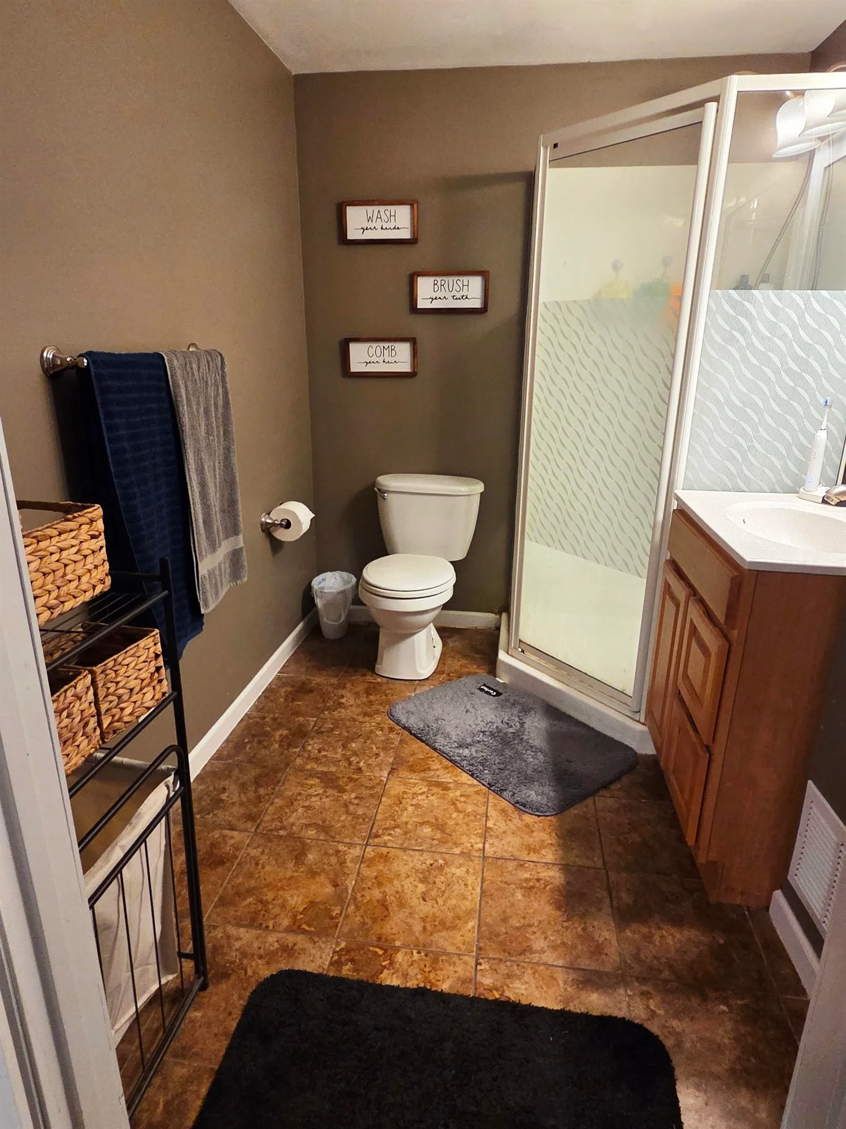 Newton, Kansas 67114, United States, 3 Bedrooms Bedrooms, ,2 BathroomsBathrooms,Residential,Pending,210464