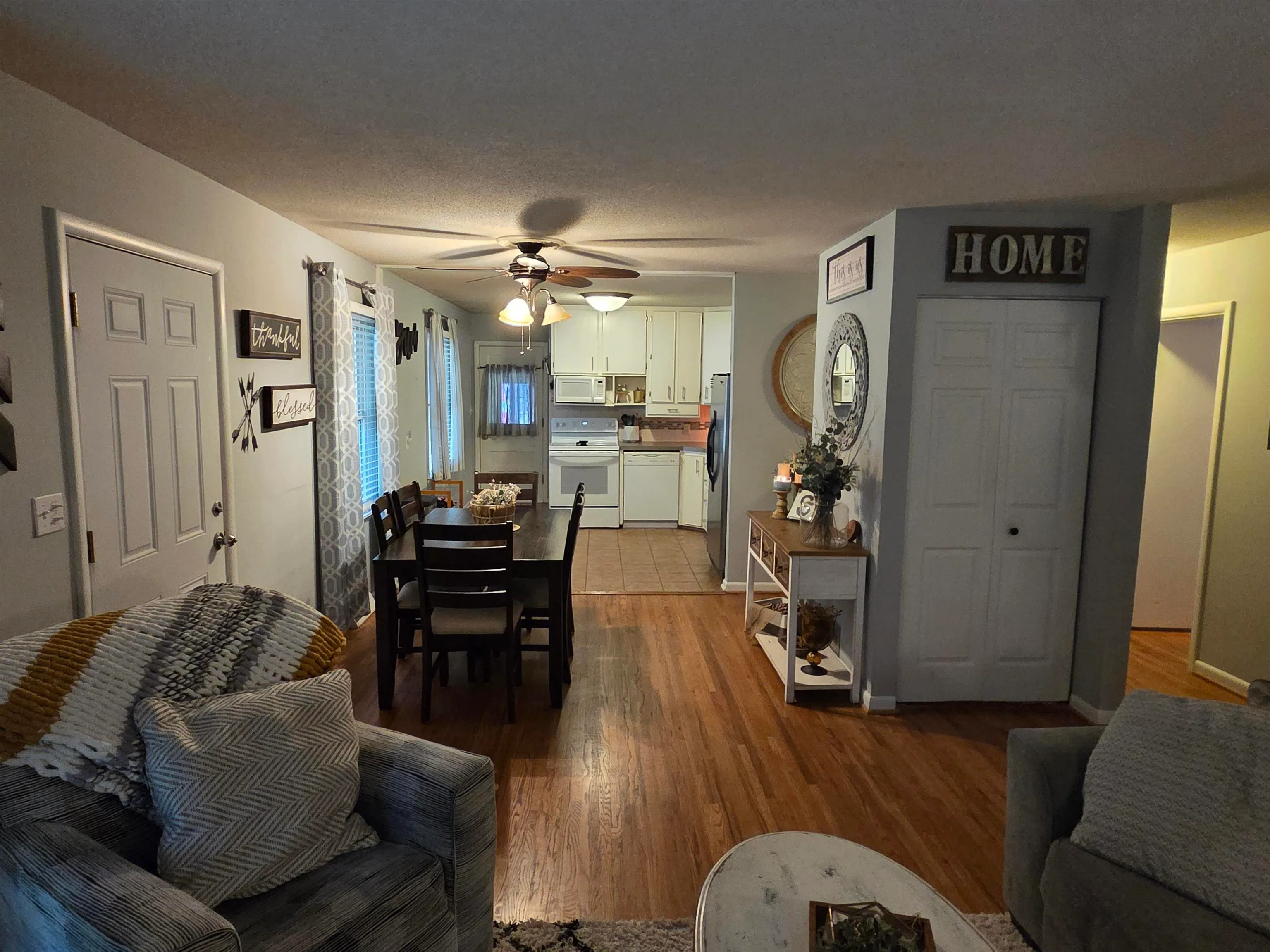 Newton, Kansas 67114, United States, 3 Bedrooms Bedrooms, ,2 BathroomsBathrooms,Residential,Pending,210464