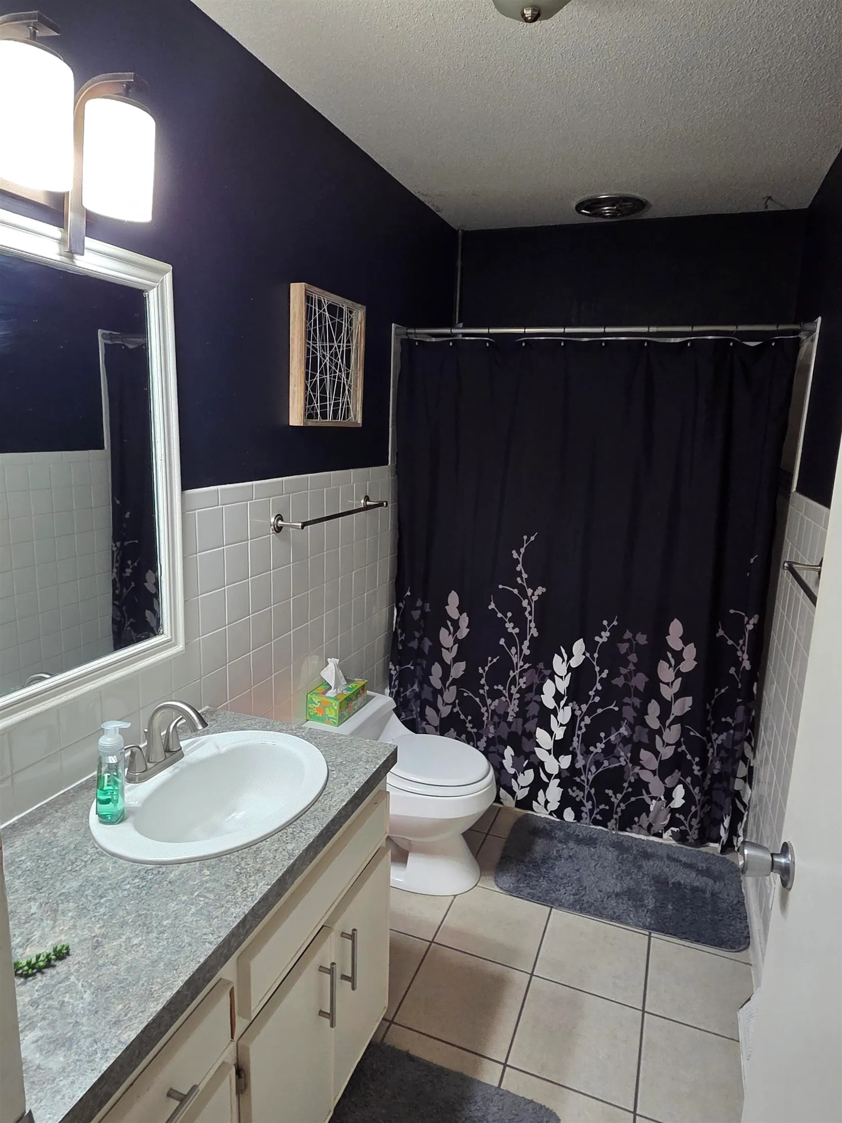 Newton, Kansas 67114, United States, 3 Bedrooms Bedrooms, ,2 BathroomsBathrooms,Residential,Pending,210464