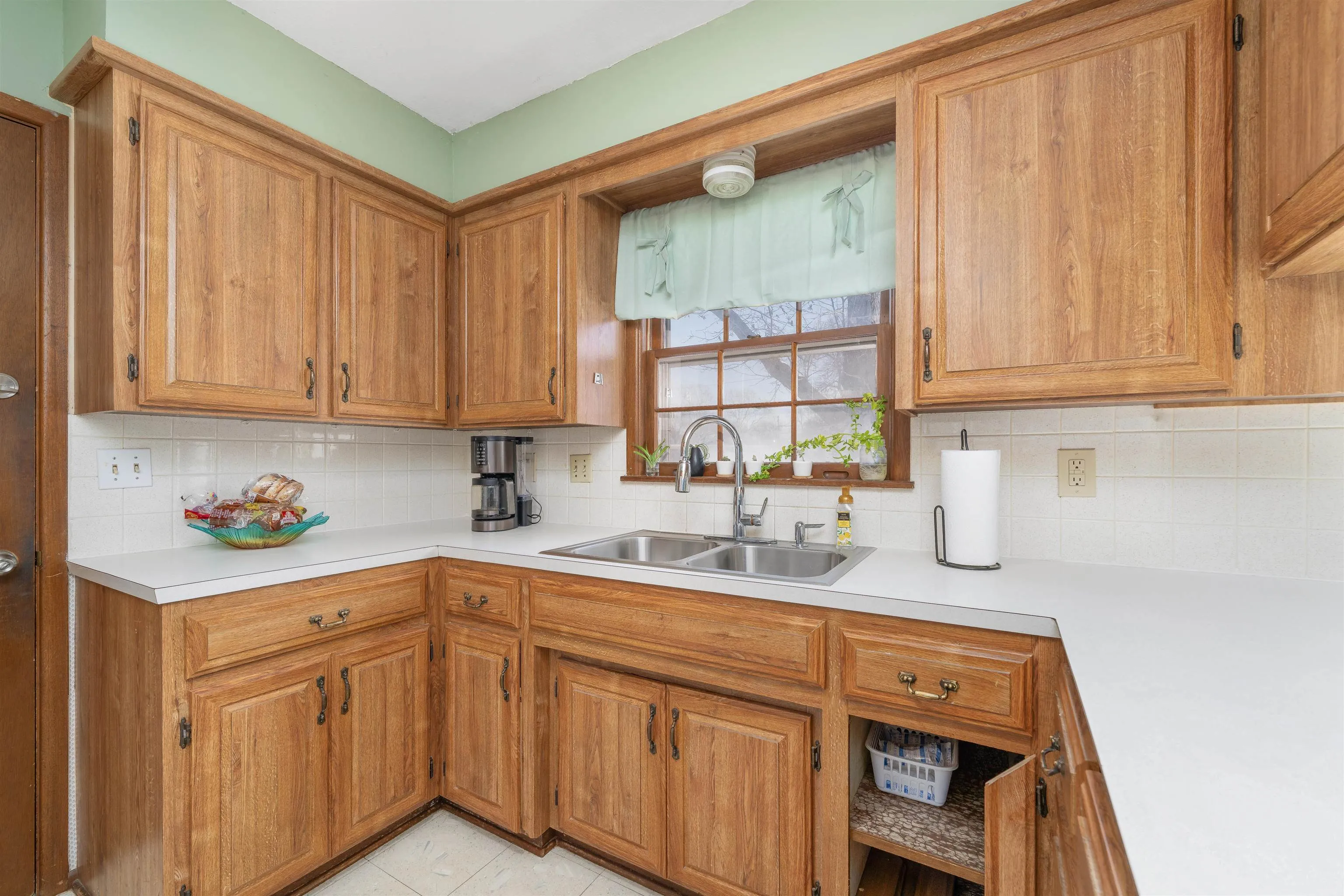 Wichita, Kansas 67204, United States, 3 Bedrooms Bedrooms, ,2 BathroomsBathrooms,Residential,Pending,3972