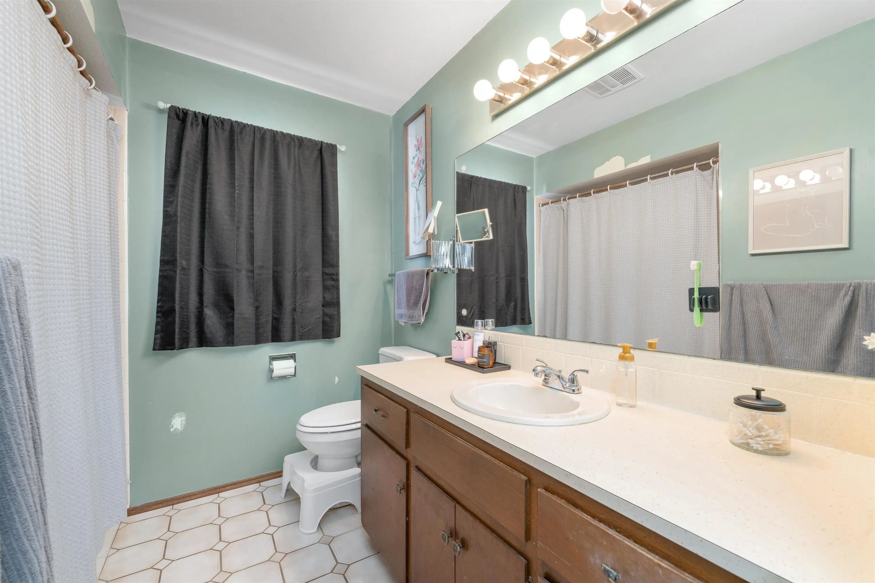 Wichita, Kansas 67204, United States, 3 Bedrooms Bedrooms, ,2 BathroomsBathrooms,Residential,Pending,3972