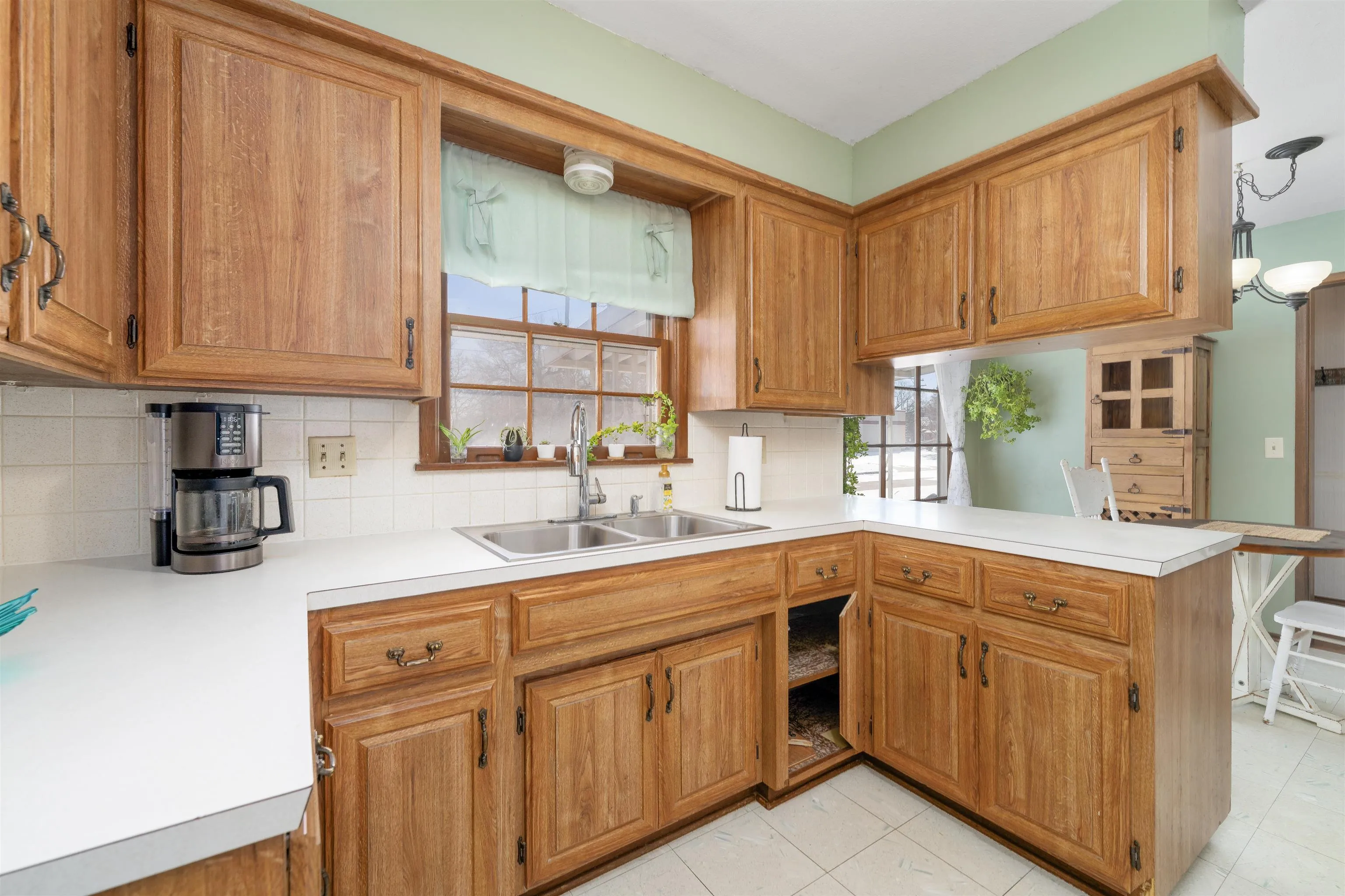 Wichita, Kansas 67204, United States, 3 Bedrooms Bedrooms, ,2 BathroomsBathrooms,Residential,Pending,3972