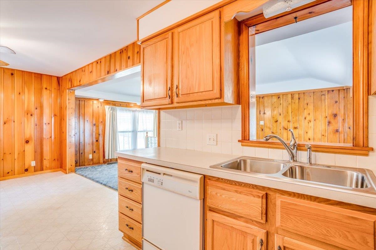 Wichita, Kansas 67211, United States, 3 Bedrooms Bedrooms, ,1 BathroomBathrooms,Residential,Pending,59674