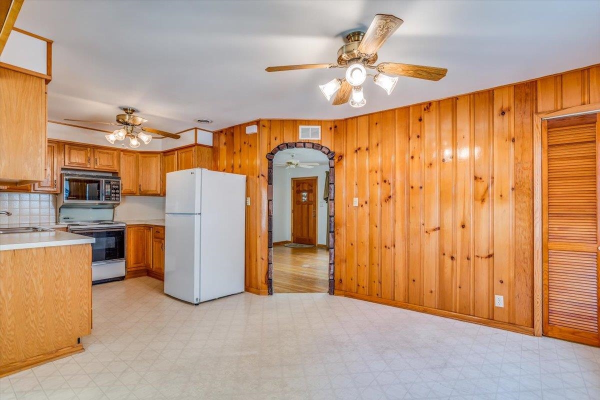 Wichita, Kansas 67211, United States, 3 Bedrooms Bedrooms, ,1 BathroomBathrooms,Residential,Pending,59674