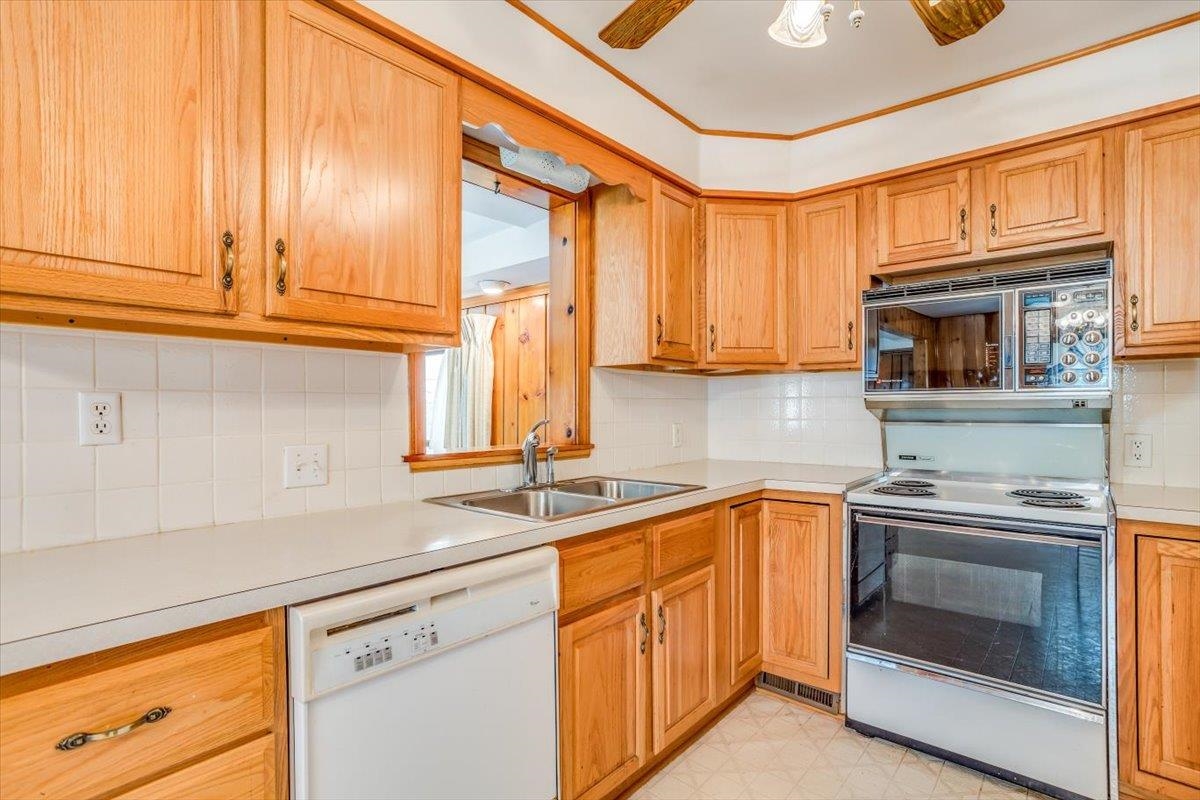 Wichita, Kansas 67211, United States, 3 Bedrooms Bedrooms, ,1 BathroomBathrooms,Residential,Pending,59674