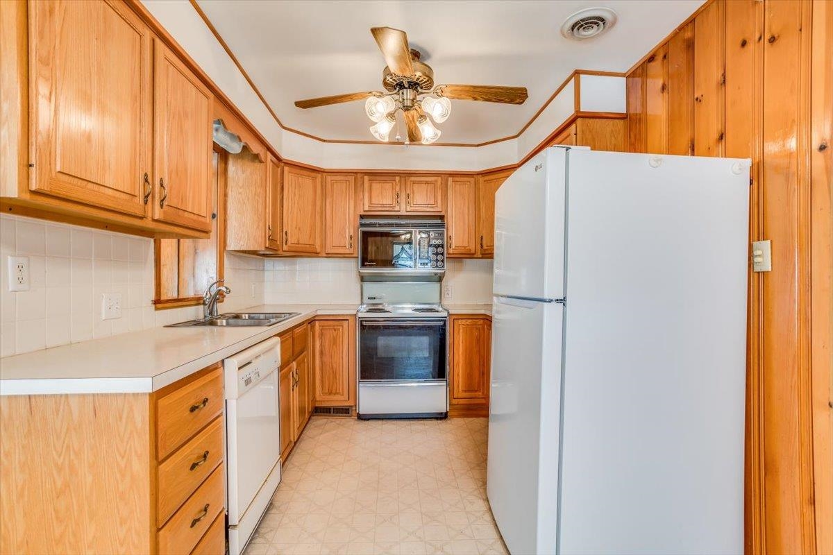 Wichita, Kansas 67211, United States, 3 Bedrooms Bedrooms, ,1 BathroomBathrooms,Residential,Pending,59674