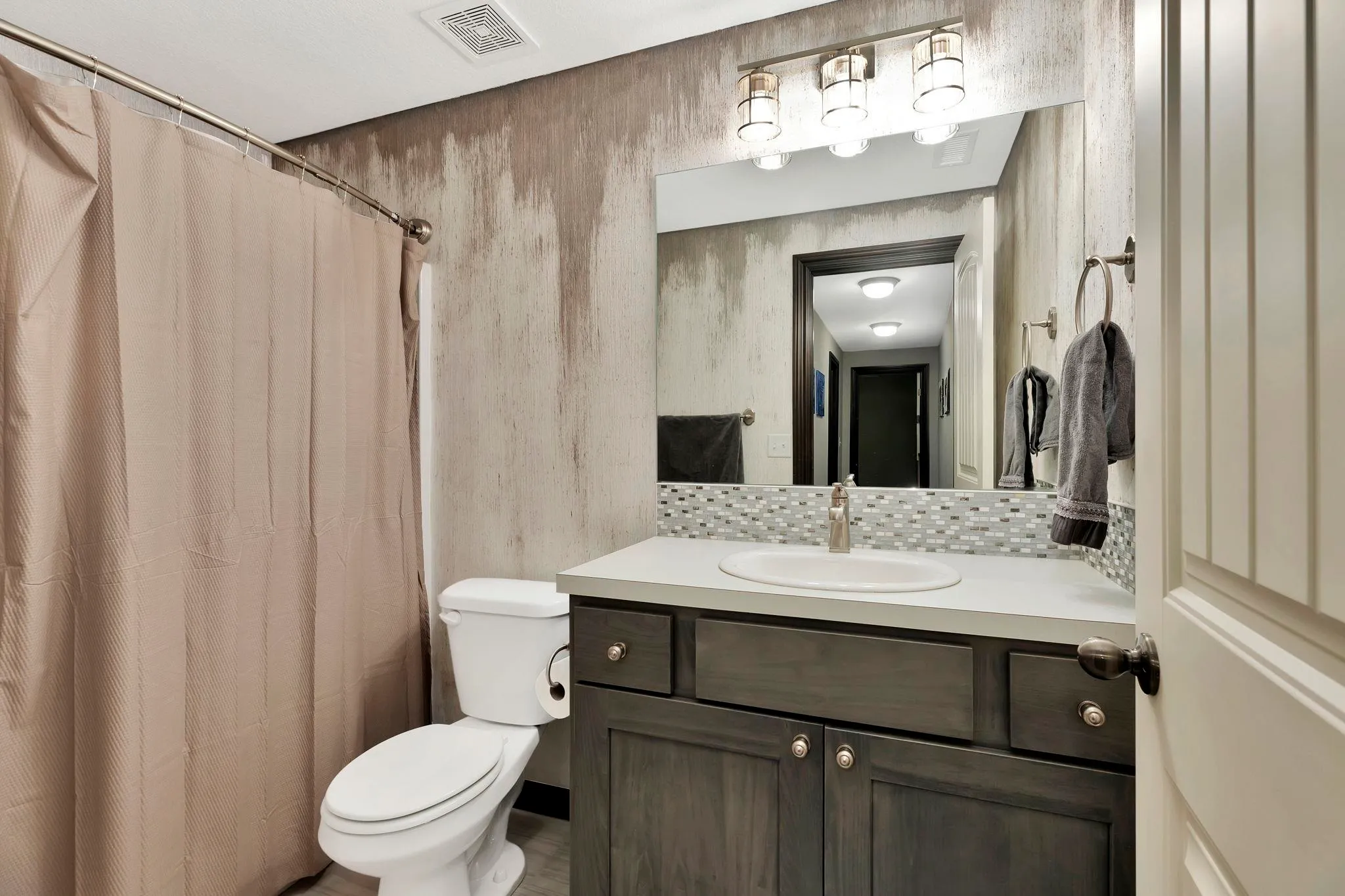 Wichita, Kansas 67206, United States, 4 Bedrooms Bedrooms, ,3 BathroomsBathrooms,Residential,Active,98187