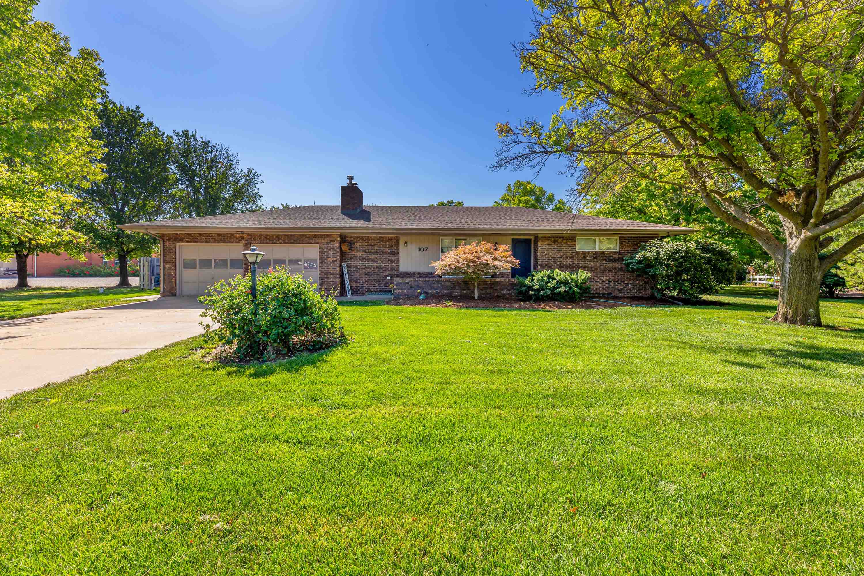 107 Willow Ln, Hesston, Kansas image 1