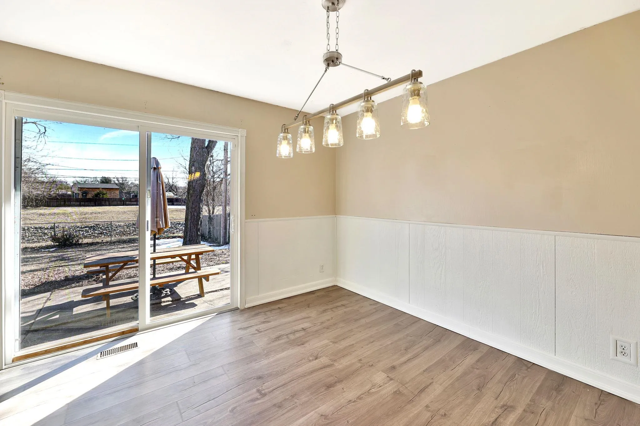 Wichita, Kansas 67207, United States, 3 Bedrooms Bedrooms, ,3 BathroomsBathrooms,Residential,Pending,12666