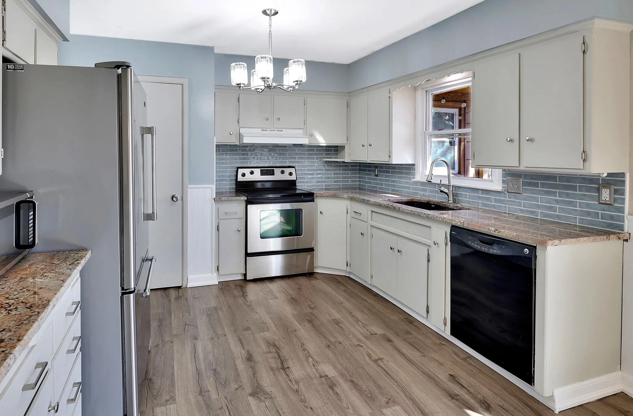 Wichita, Kansas 67207, United States, 3 Bedrooms Bedrooms, ,3 BathroomsBathrooms,Residential,Pending,12666