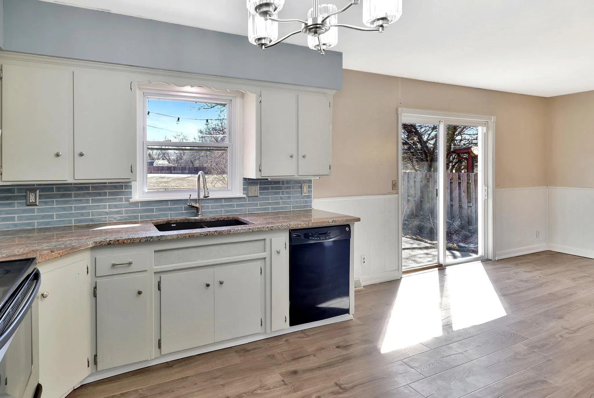 Wichita, Kansas 67207, United States, 3 Bedrooms Bedrooms, ,3 BathroomsBathrooms,Residential,Pending,12666