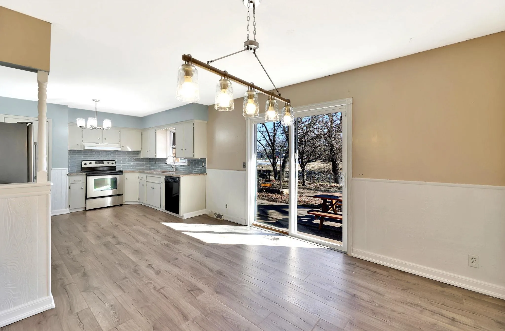 Wichita, Kansas 67207, United States, 3 Bedrooms Bedrooms, ,3 BathroomsBathrooms,Residential,Pending,12666