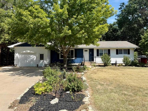 Homes For Sale - 4 Regal Crescent<br/> Harvey County, North Newton, KS 67117