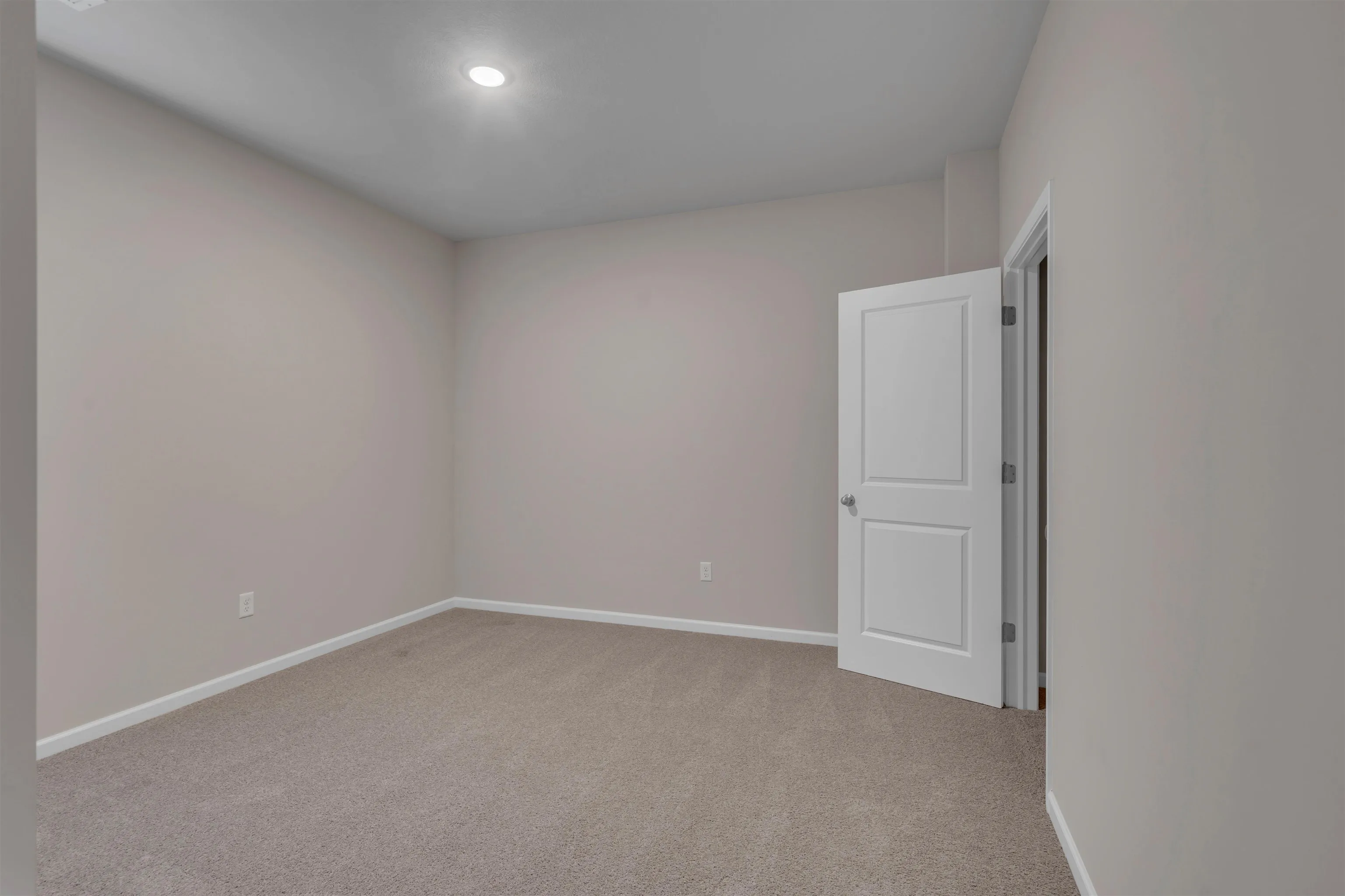 McPherson, Kansas 67460, United States, 4 Bedrooms Bedrooms, ,2 BathroomsBathrooms,Residential,Active,47212