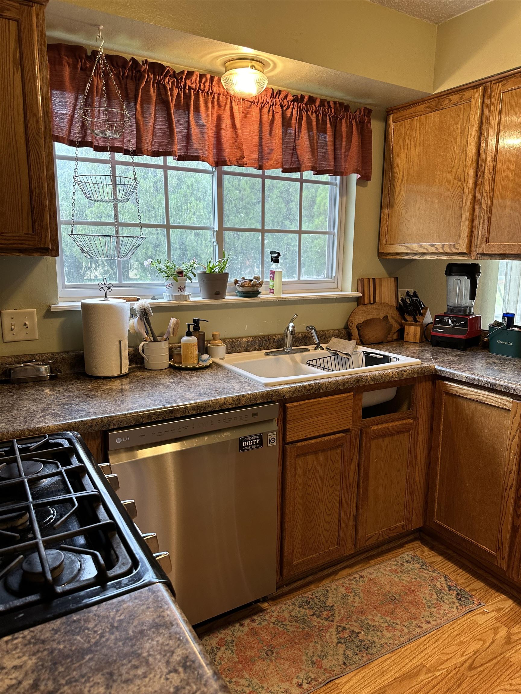 Newton, Kansas 67114, United States, 5 Bedrooms Bedrooms, ,3 BathroomsBathrooms,Residential,Pending,56220