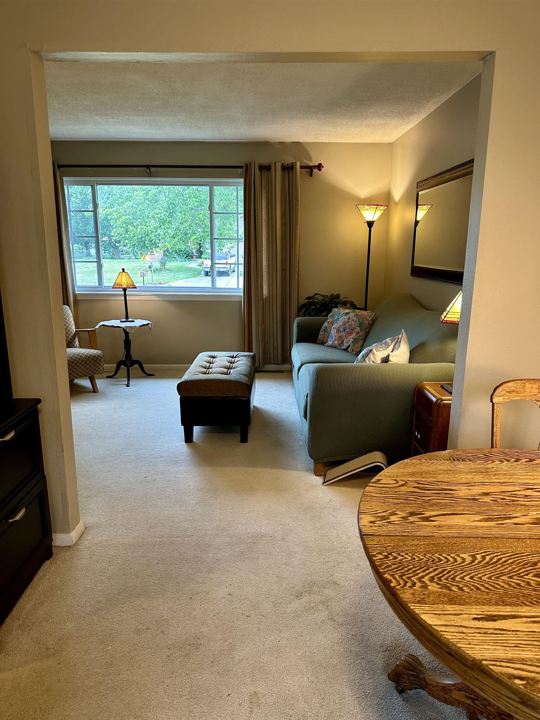 Newton, Kansas 67114, United States, 5 Bedrooms Bedrooms, ,3 BathroomsBathrooms,Residential,Pending,56220