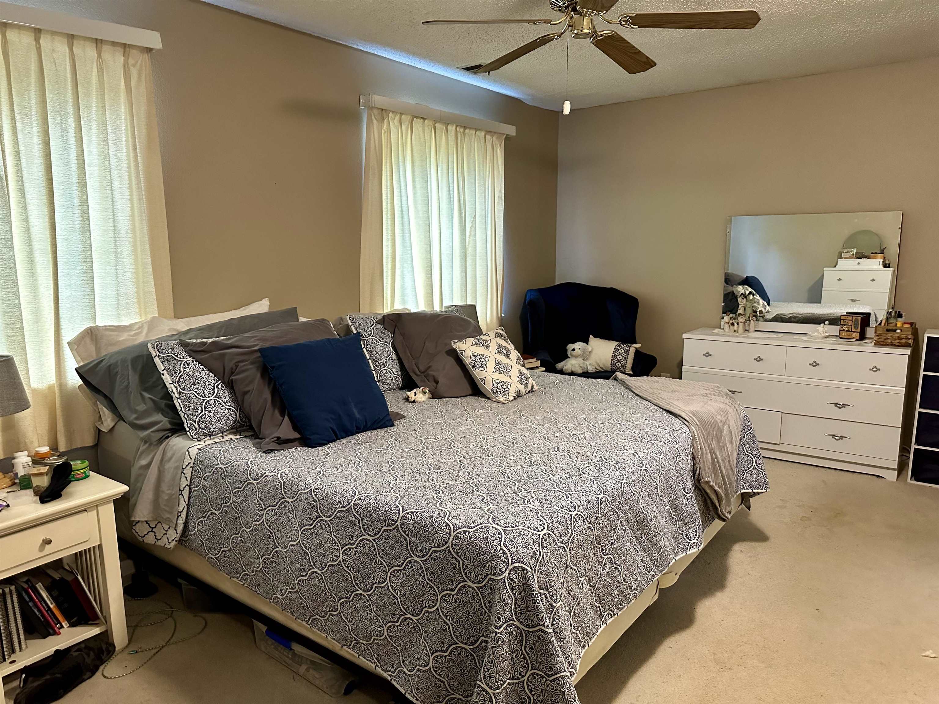 Newton, Kansas 67114, United States, 5 Bedrooms Bedrooms, ,3 BathroomsBathrooms,Residential,Pending,56220