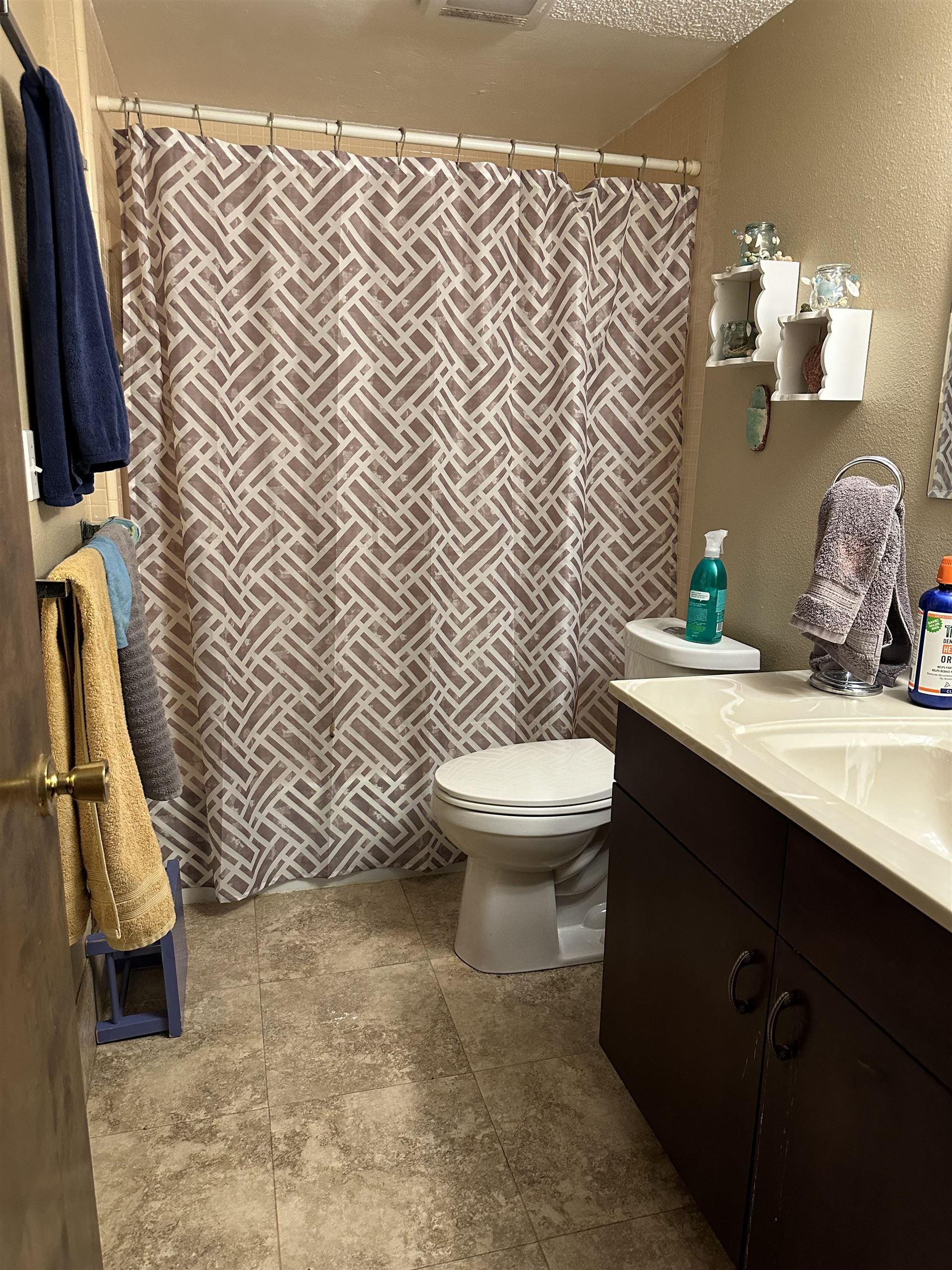 Newton, Kansas 67114, United States, 5 Bedrooms Bedrooms, ,3 BathroomsBathrooms,Residential,Pending,56220