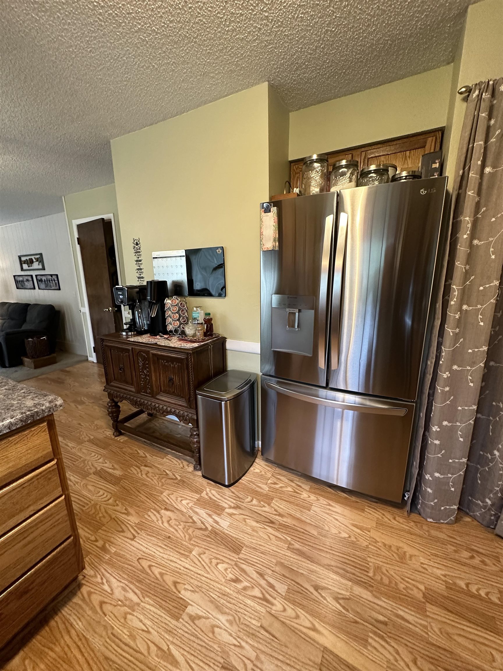 Newton, Kansas 67114, United States, 5 Bedrooms Bedrooms, ,3 BathroomsBathrooms,Residential,Pending,56220