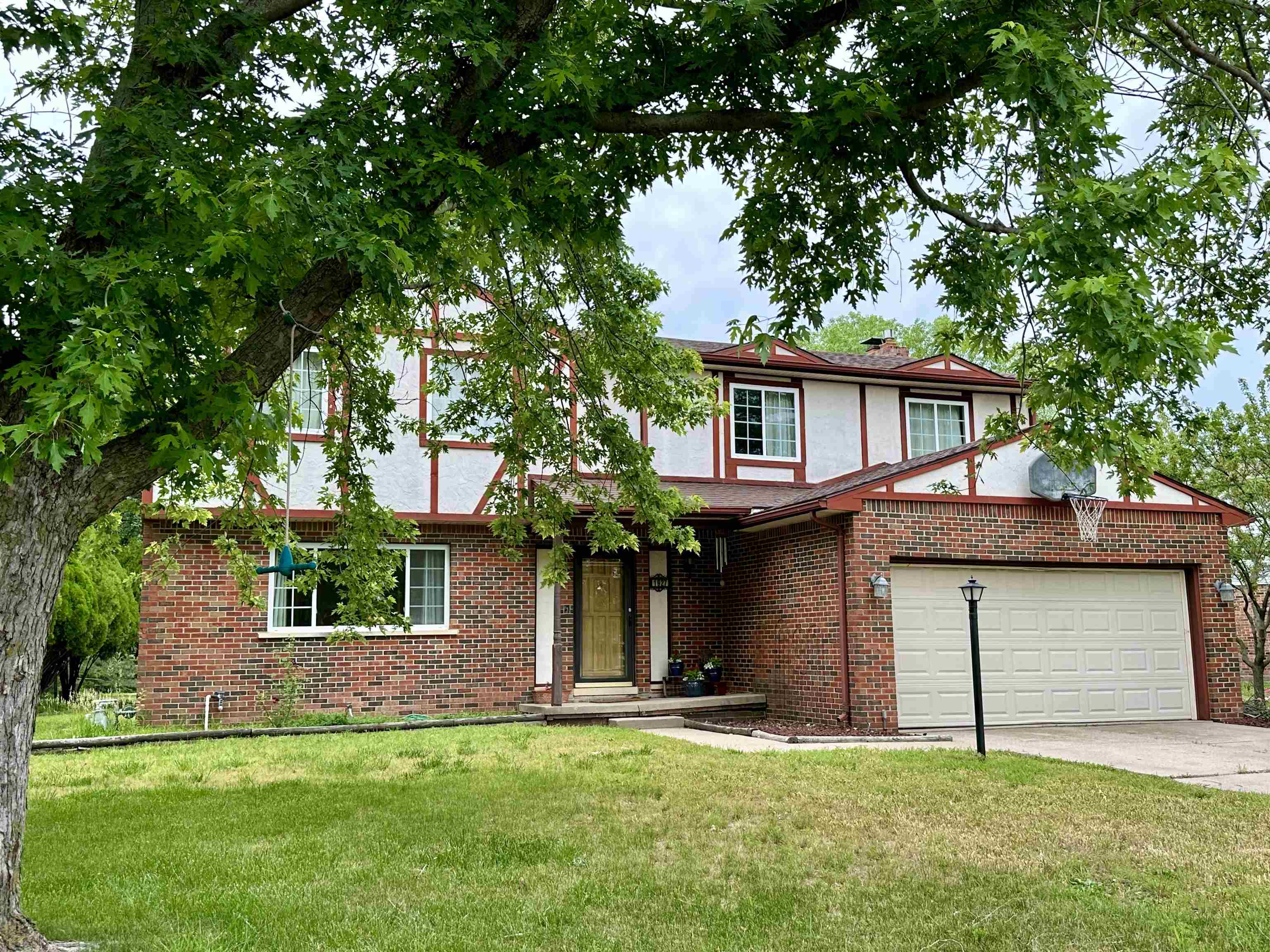 Newton, Kansas 67114, United States, 5 Bedrooms Bedrooms, ,3 BathroomsBathrooms,Residential,Pending,56220