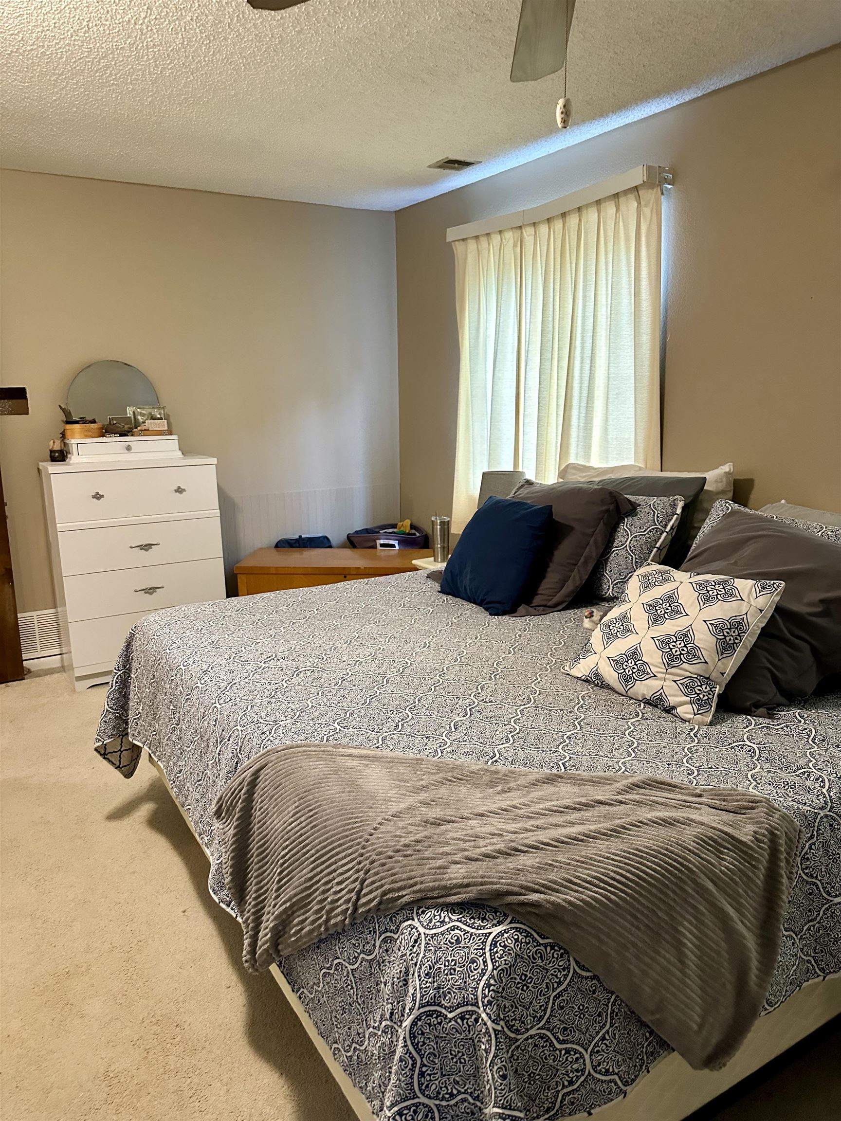 Newton, Kansas 67114, United States, 5 Bedrooms Bedrooms, ,3 BathroomsBathrooms,Residential,Pending,56220