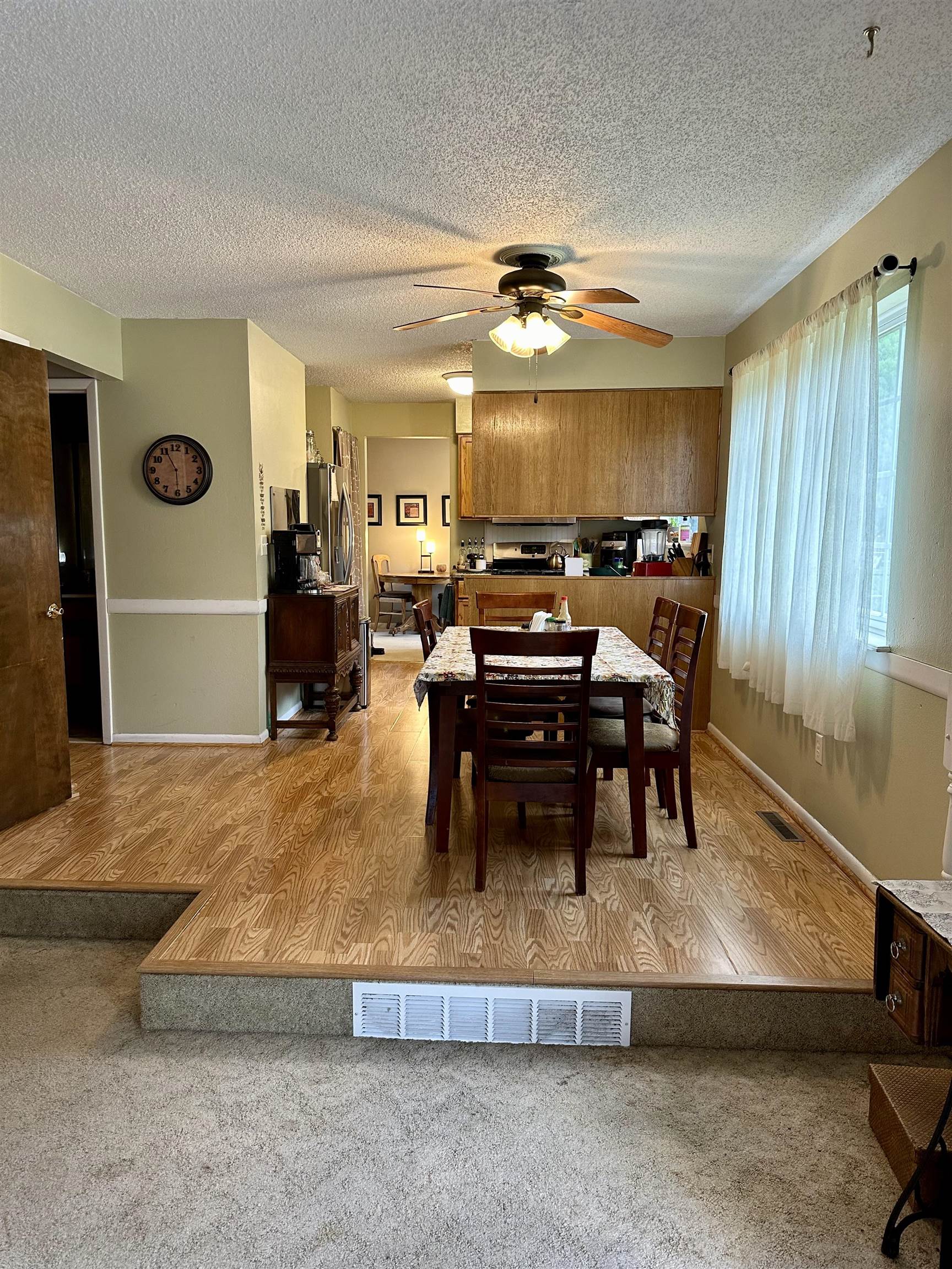 Newton, Kansas 67114, United States, 5 Bedrooms Bedrooms, ,3 BathroomsBathrooms,Residential,Pending,56220